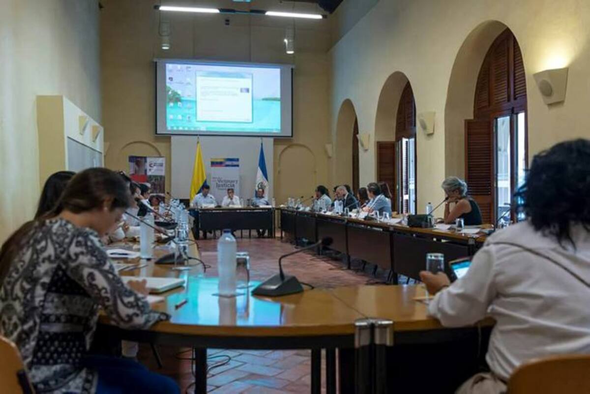 Durante dos días, funcionarios de El Salvador explicaron a sus homólogos colombianos la experiencia de su país atendiendo a los sobrevivientes de su guerra. A cambio, aprendieron de la experiencia colombiana en reparar a sus víctimas aún antes de la terminación del conflicto.