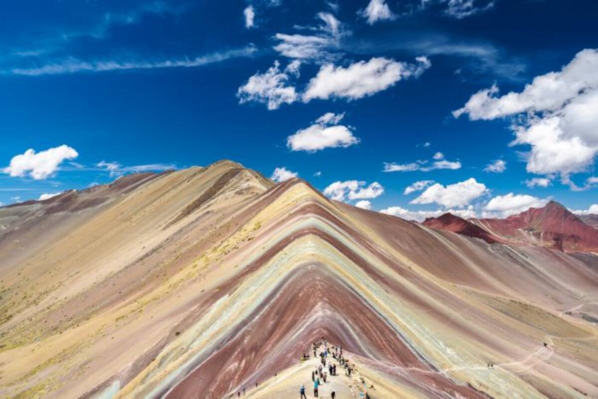 La empresa de exploración minera Minquest Perú S.A.C solicitó al Instituto Geológico, Minero y Metalúrgico (INGEMMET) el petitorio minero Red Beds, que se ubica en el territorio de los distritos de Cusipata y Pitumarca con un área de 400 hectáreas que abarcan la totalidad de la Montaña. Las autoridades le concedieron el permiso para explotar el territorio, pero el 21 de mayo, tras el rechazo e indignación que causó la noticia?, la empresa comunicó al Gobierno Regional del Cusco, su renuncia a la concesión.