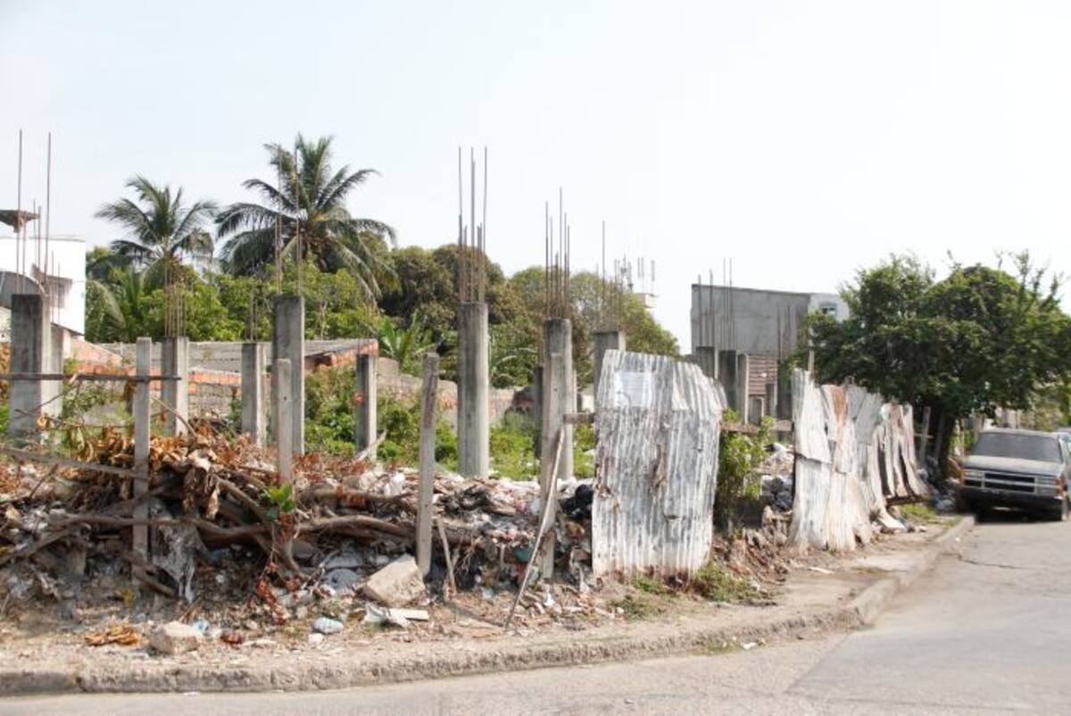 Residentes de la calle Dardanelo se quejan de un lote abandonado hace más de 15 años Santiago Preciado Púa