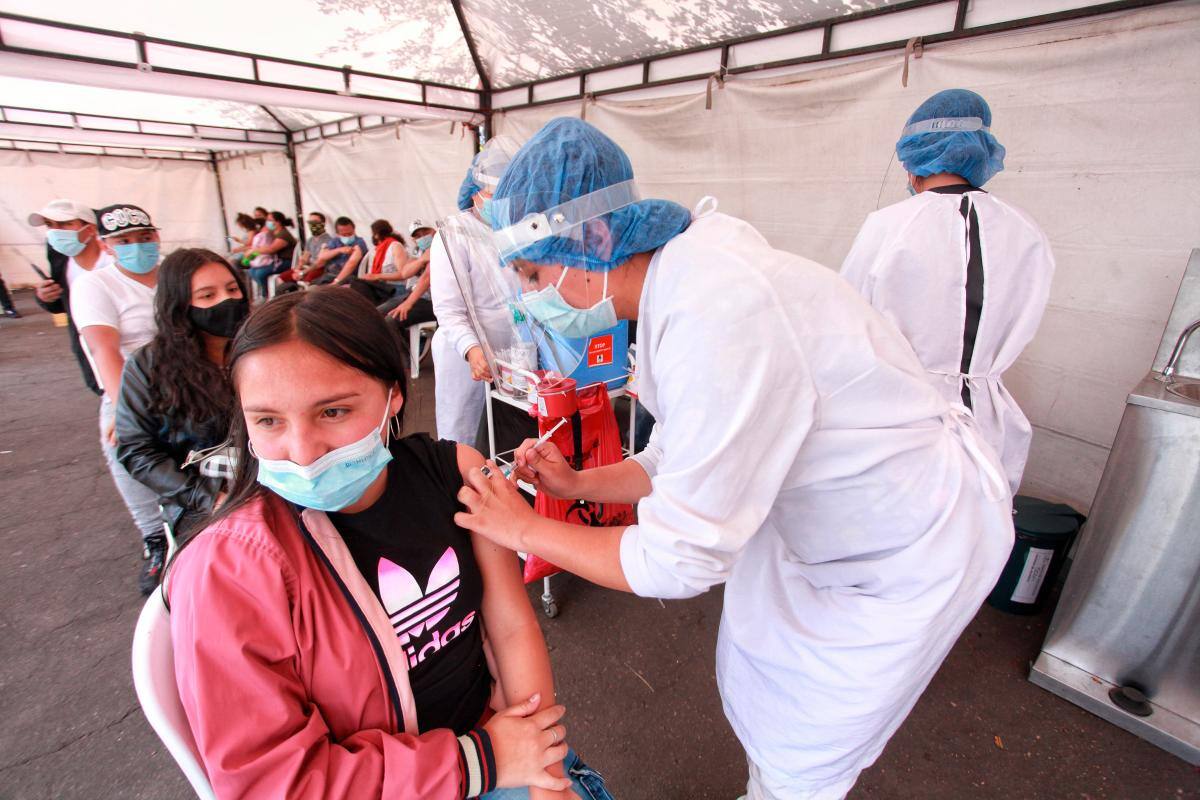 Se aplicará tercera dosis en menores de 12 a 17 años en Colombia