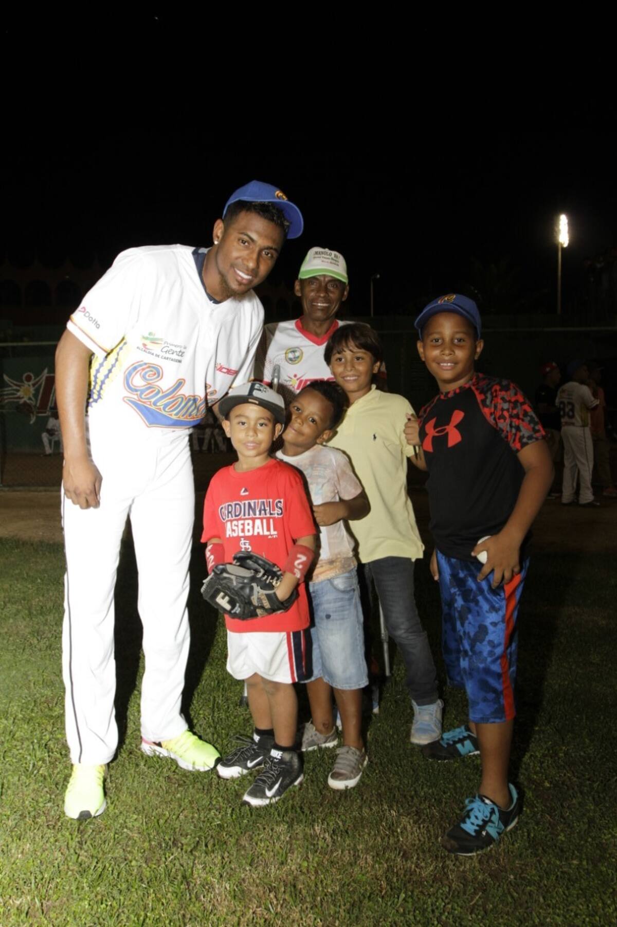 Julio Teherán firmó autógrafos y se tomó fotos con los niños anoche en el primer juego de la Serie Internacional de Béisbol que se realiza en Cartagena. Julio Castaño/El Universal