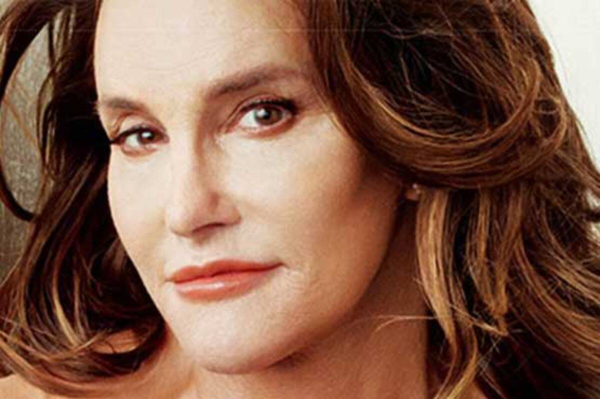 En la exposición figura una fotografía tomada el año pasado para la revista Vanity Fair, en la que se ve a Jenner con un corsé blanco. AFP