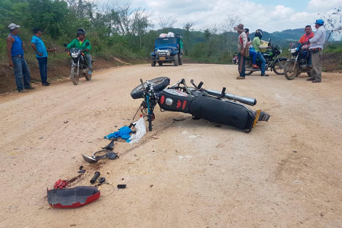 Dos adultos y un bebé, heridos en un choque entre un jeep y una moto en El Carmen