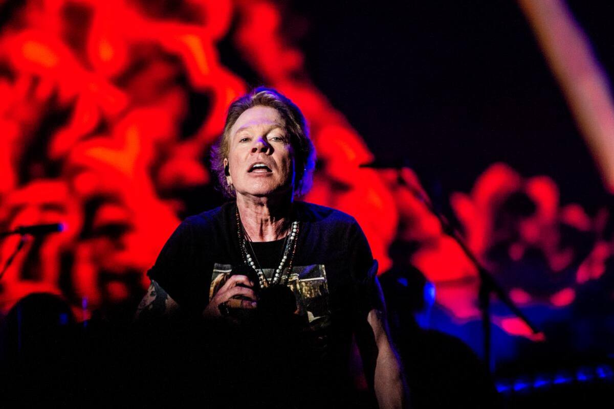 “Le ató las manos y la violó”: miembro de Guns N’ Roses acusado de violación