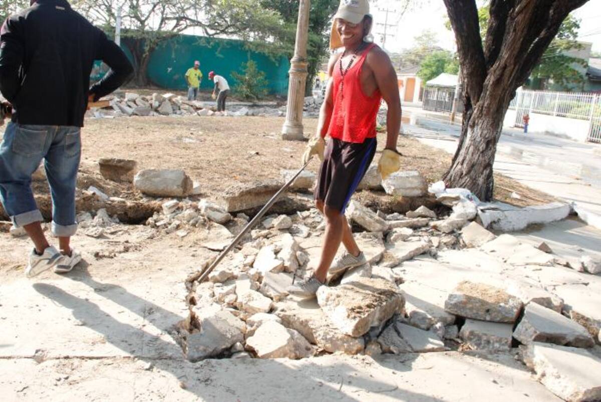 Entre las obras, que se realizan hace varias semanas, se cuenta con la instalación de seis nuevas bancas en concreto y tres canecas en acero inoxidable. ANTONIO CANCHILA GARCÍA - ELUNIVERSAL.COM.CO