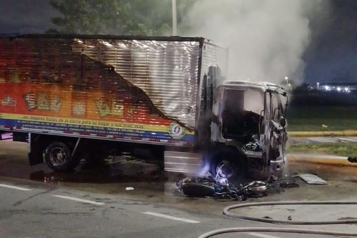 Joven de 19 años murió al chocar su moto y comunidad incinera al furgón