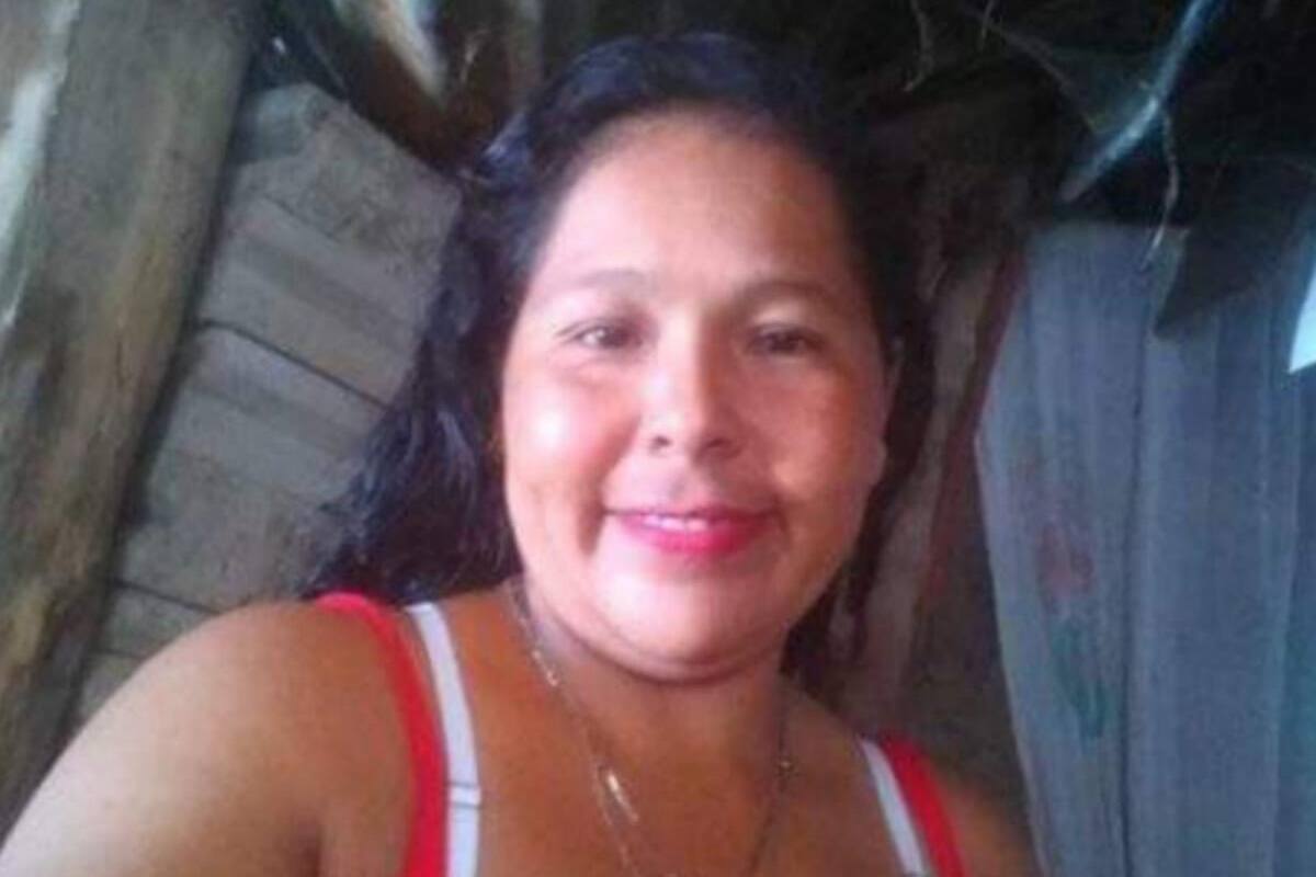 Denunció a su expareja y el hombre fue a su casa y la atacó con un machete