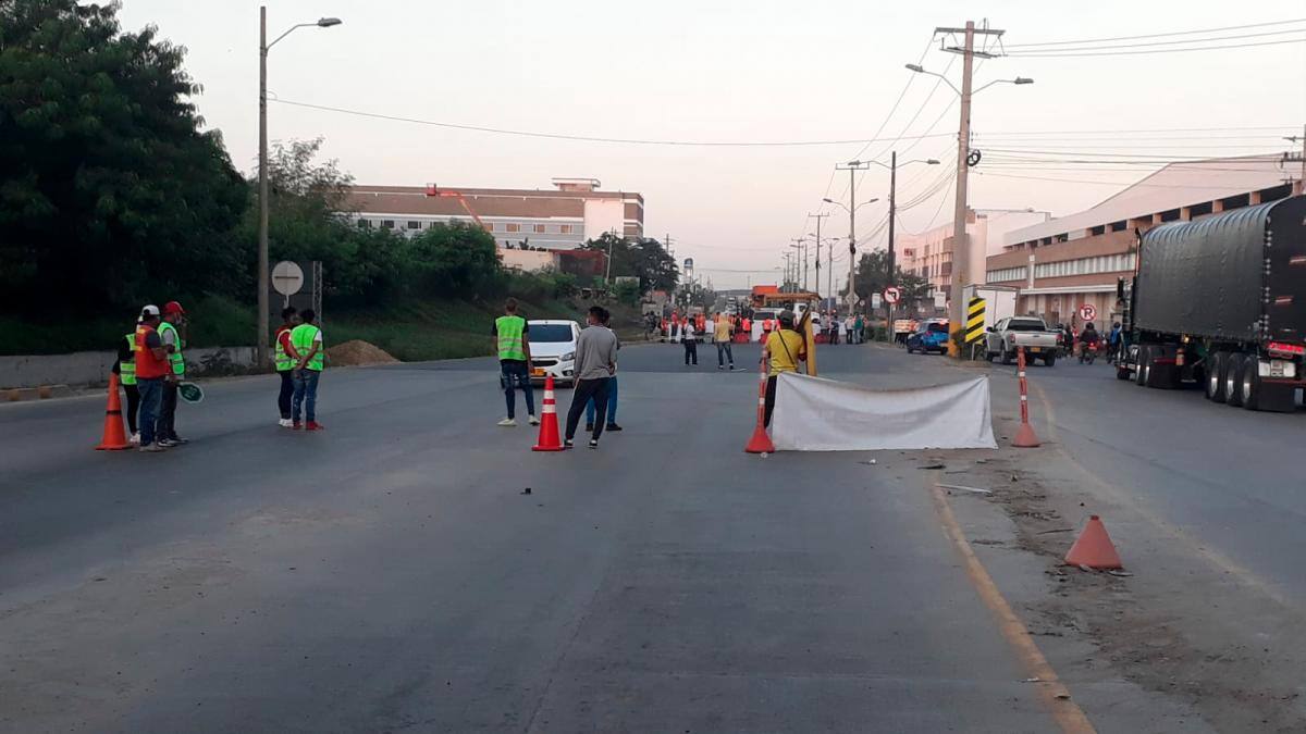 Los manifestantes bloquean el paso y salida a la zona industrial de Mamonal. // Cortesía