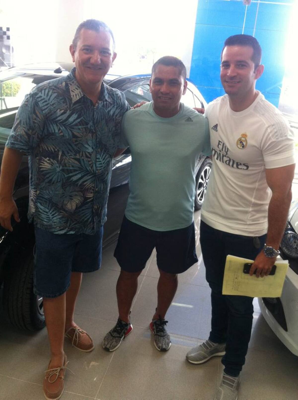 Víctor Pacheco, centro con Juan Carlos Páez, agente de jugadores, izquierda.
