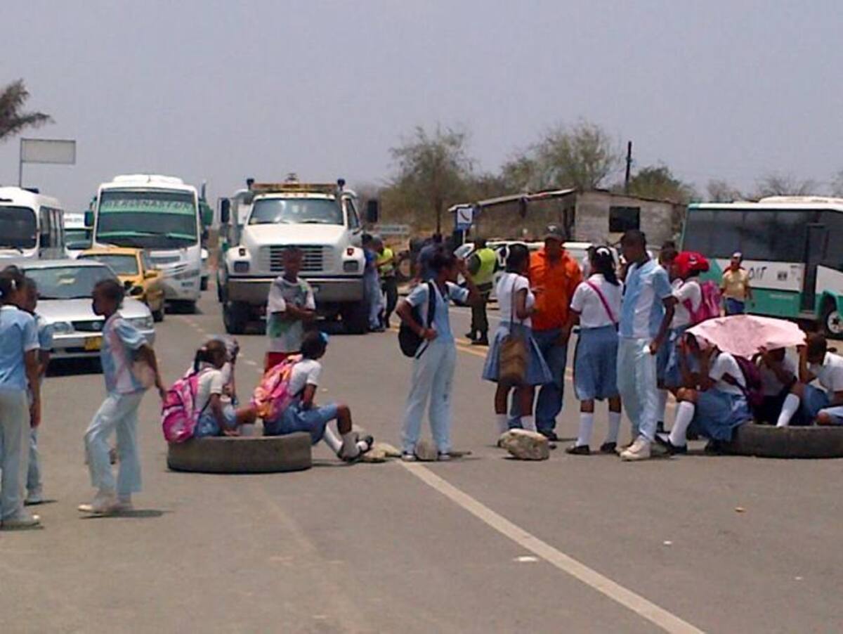 Los estudiantes de la Institución Educativa de Loma de Arena bloquearon ayer por la mañana la Vía del Mar. Cortesía