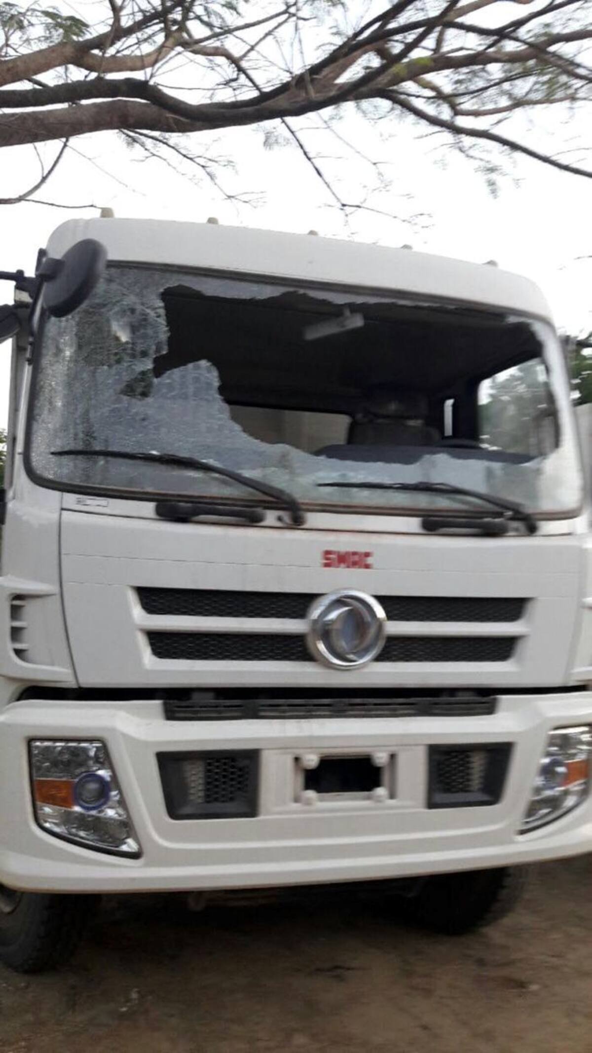 Varios vehículos fueron impactadas por ráfagas de fusil. Cortesía.