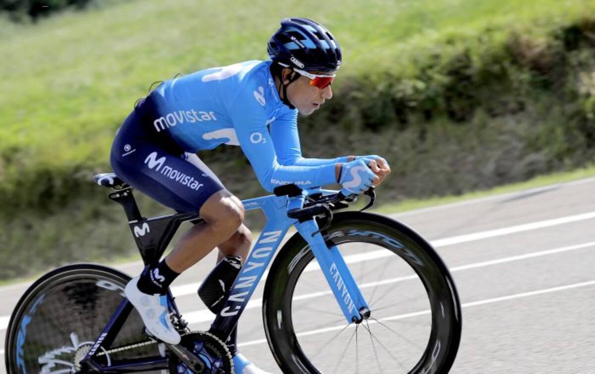 Nairo Quintana prepara la contrarreloj durante la segunda jornada de descanso en la Vuelta a España. EFE MANUEL BRUQUE