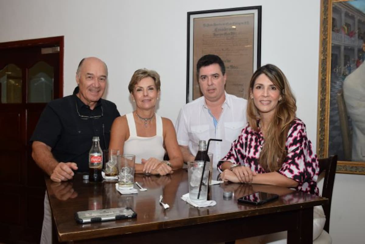 Carlos Segovia De La Espriella, Eulalia Segrera de Segovia, Jorge Romero Ortiz y Juliana Ramos de Romero. MARUJA PARRA