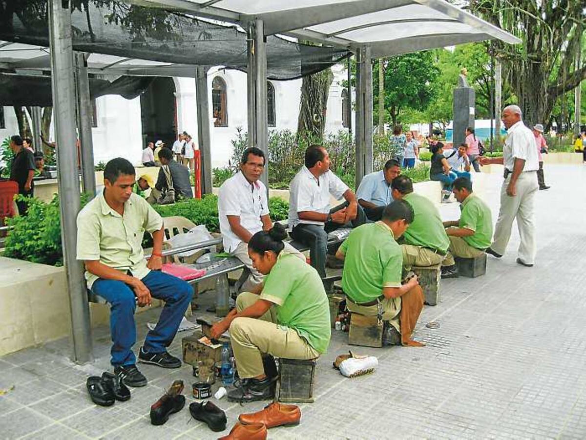 Los emboladores en el recién remodelado parque.