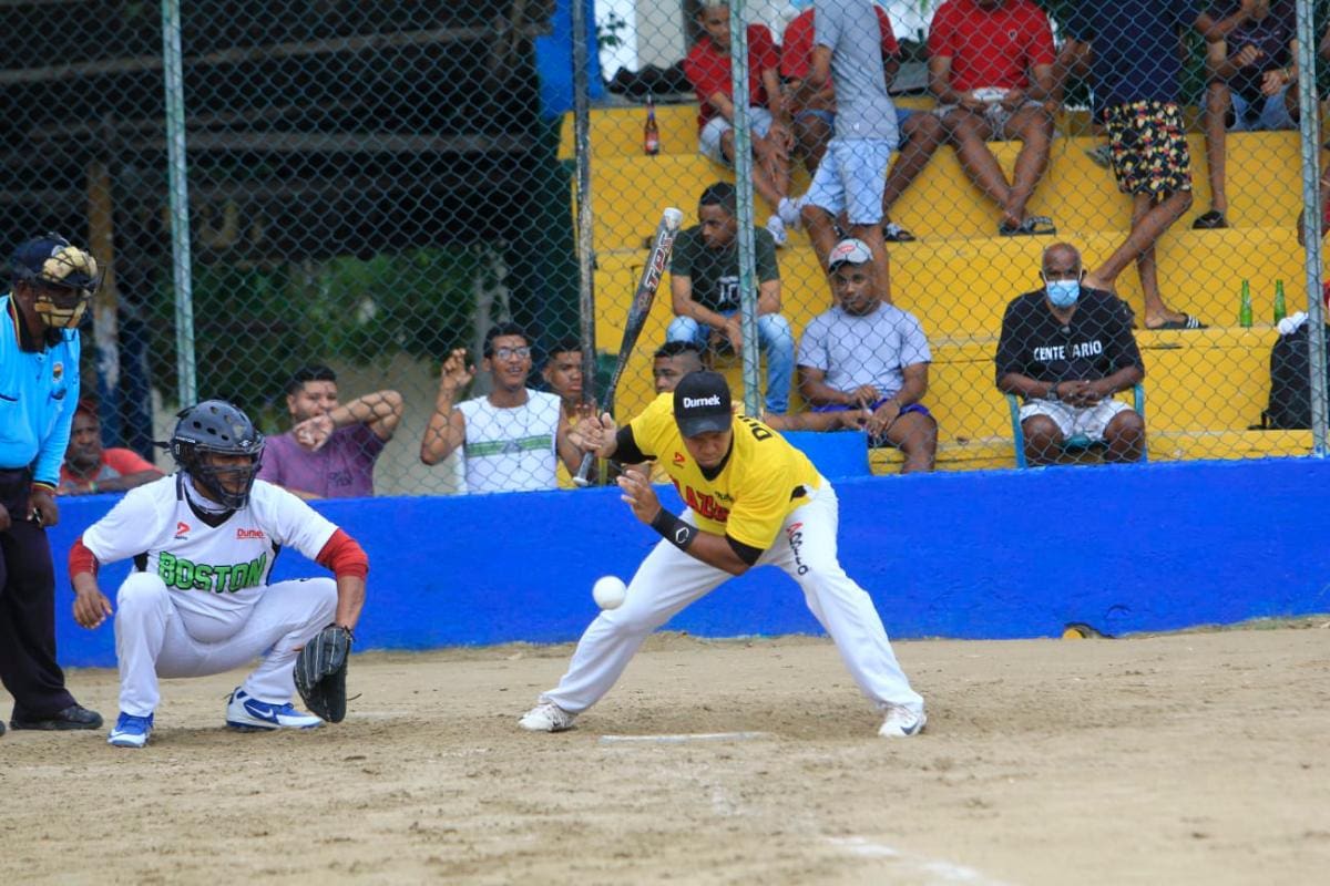 La Plazuela apalea a Boston en el Sóftbol Juega Por Tu Barrio