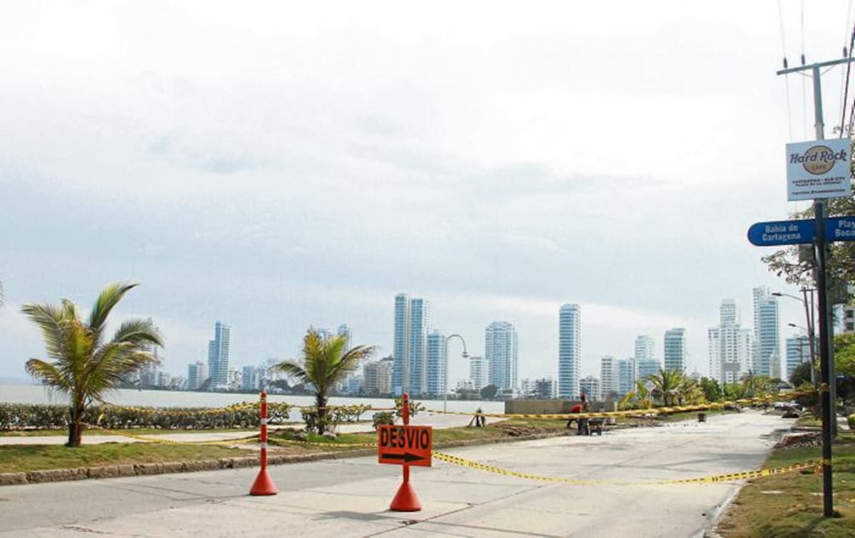 La Avenida Chile estuvo una semana reducida a un solo carril mientras era reparada. ZENIA VALDELAMAR, GENTE BAHÍA-EL UNIVERSAL