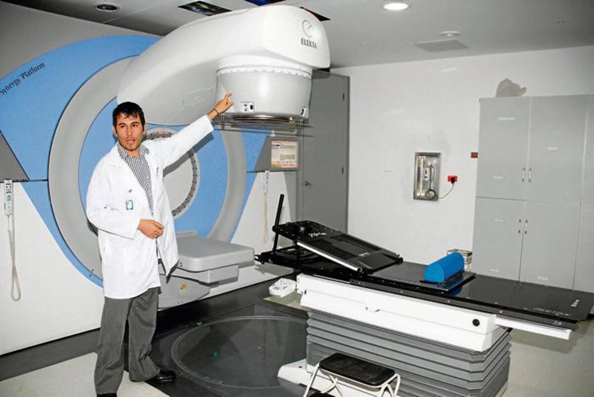 Esta máquina permite irradiar rayos gamma, que se convierten en un nuevo método no invasivo para destruir regiones anatómicas en el cerebro y reducir el efecto sobre los tejidos circundantes.