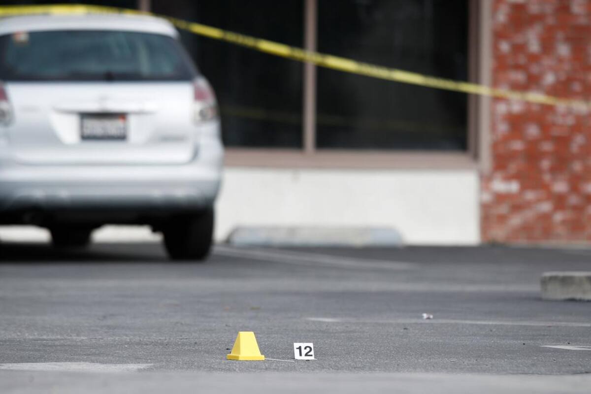 Casi 200 oficiales buscan al autor del tiroteo que dejó 5 personas muertas