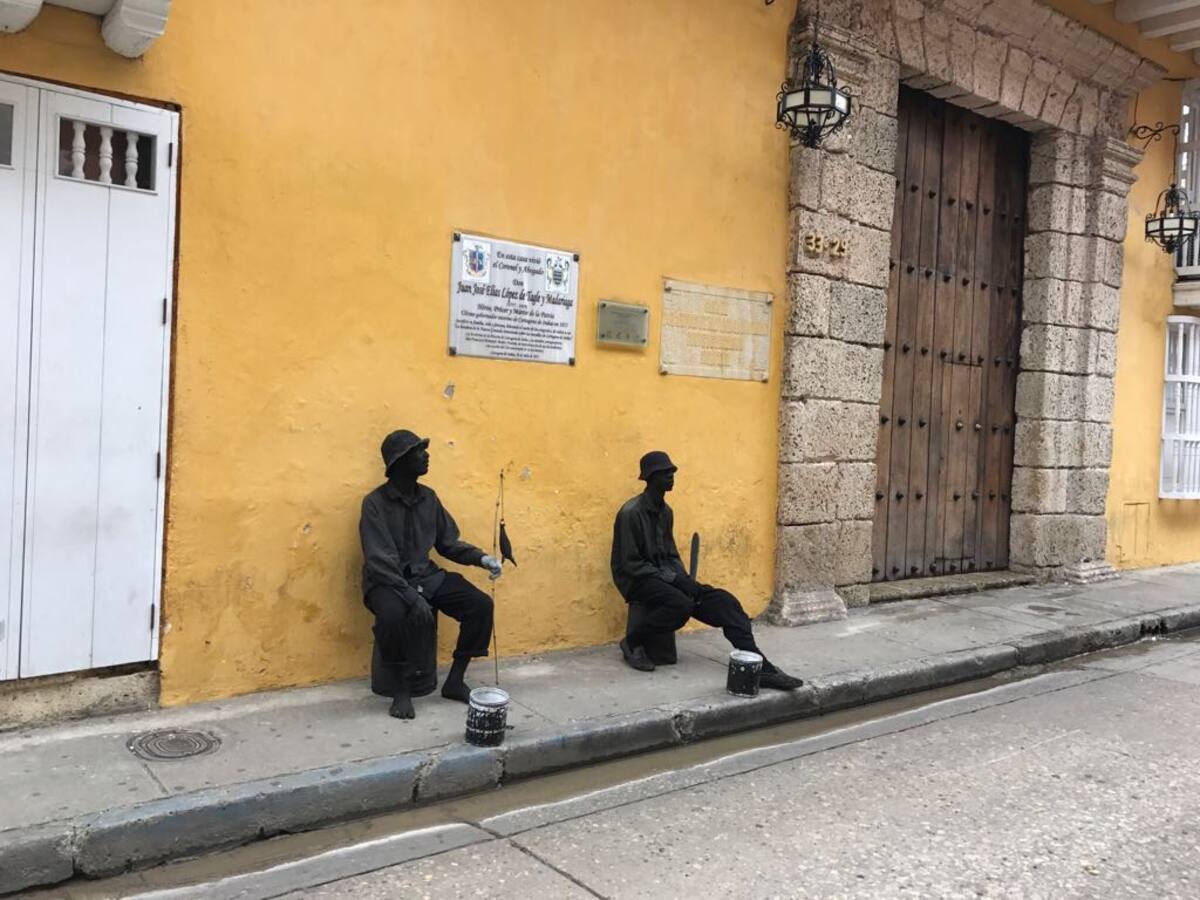 'Estatuas humanas', presuntos delincuentes. CORTESÍA.