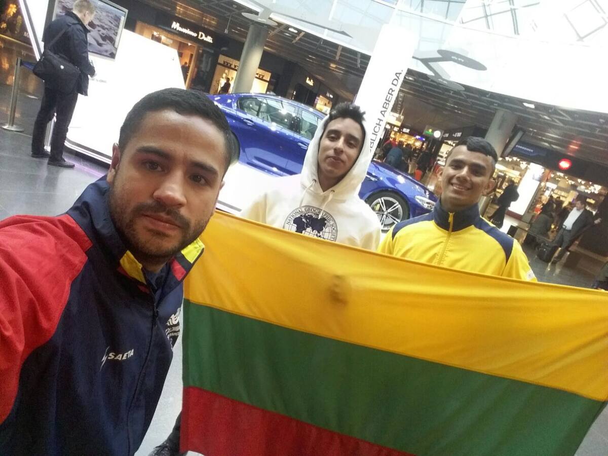 Los karatecas Sebastián Rendón, Andrés Felipe Amador y Manuel Fabián De la Peña a su llegada ayer a Viena (Austria). Los deportes de combate se preparan con todo para dar los mejores resultados en los Juegos Nacionales 2019 CORTESÍA