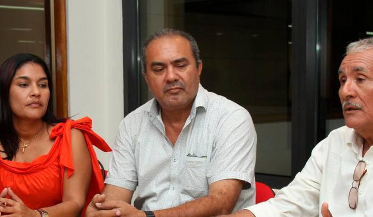 Carlos Vargas (centro) vocero del comité antipeajes de Turbaco.//El Universal.