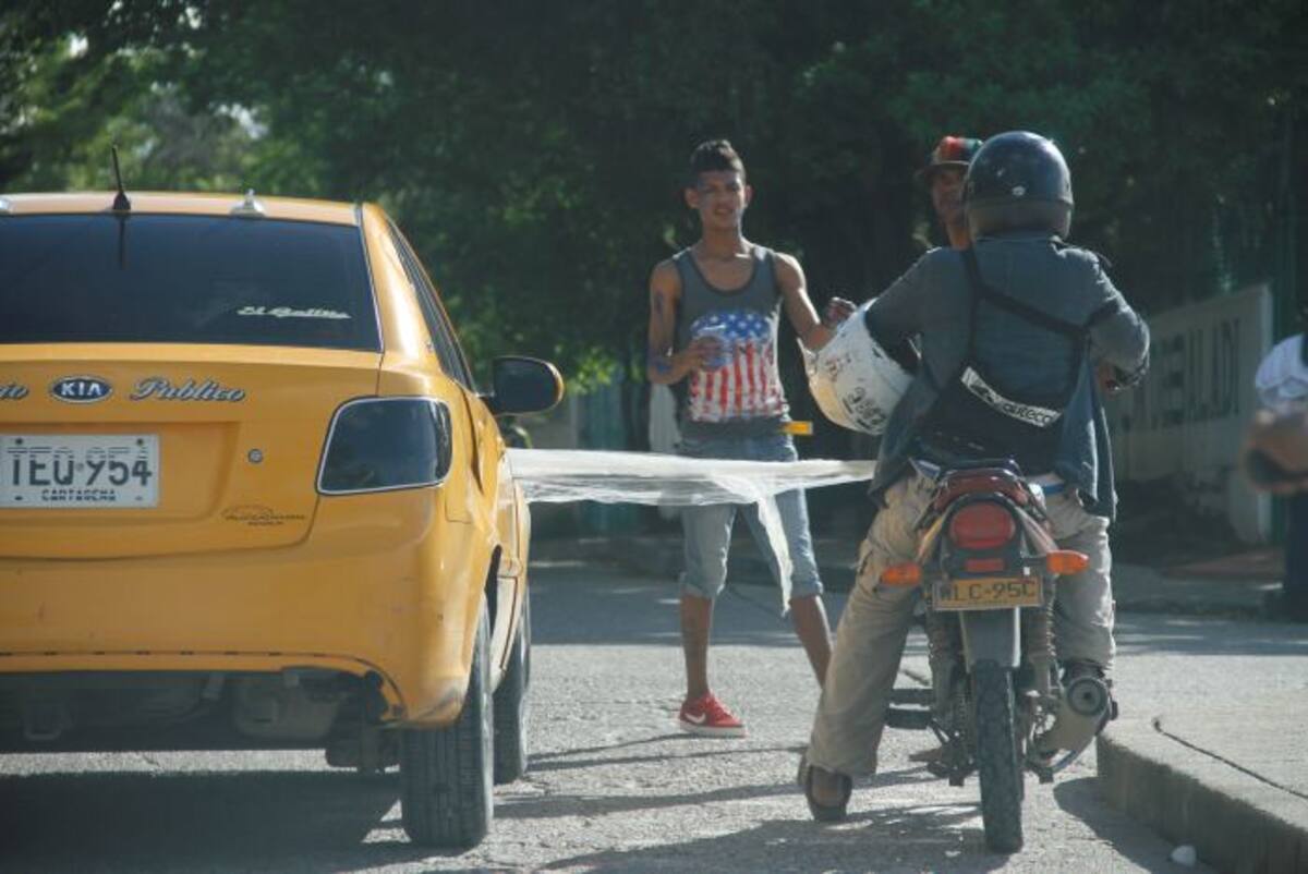 Las personas instalan retenes en los barrios. Solo te dejan pasar sin mojarte si das plata. Archivo El Universal