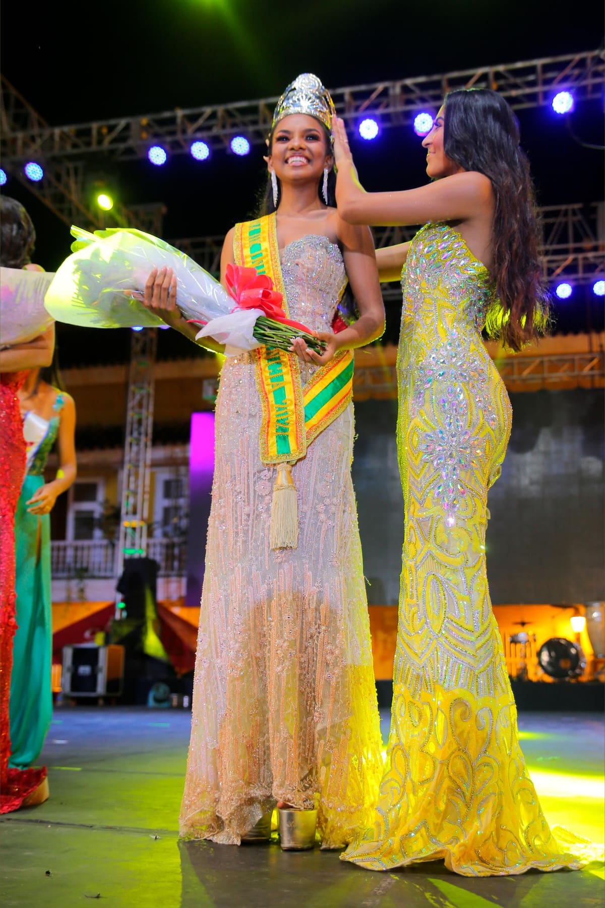 Estefany Meza Olascuaga le cede la corona de Reina de la Independencia a Angélica Blanco Balseiro.//Foto: Luis Eduardo Herrán - El Universal.