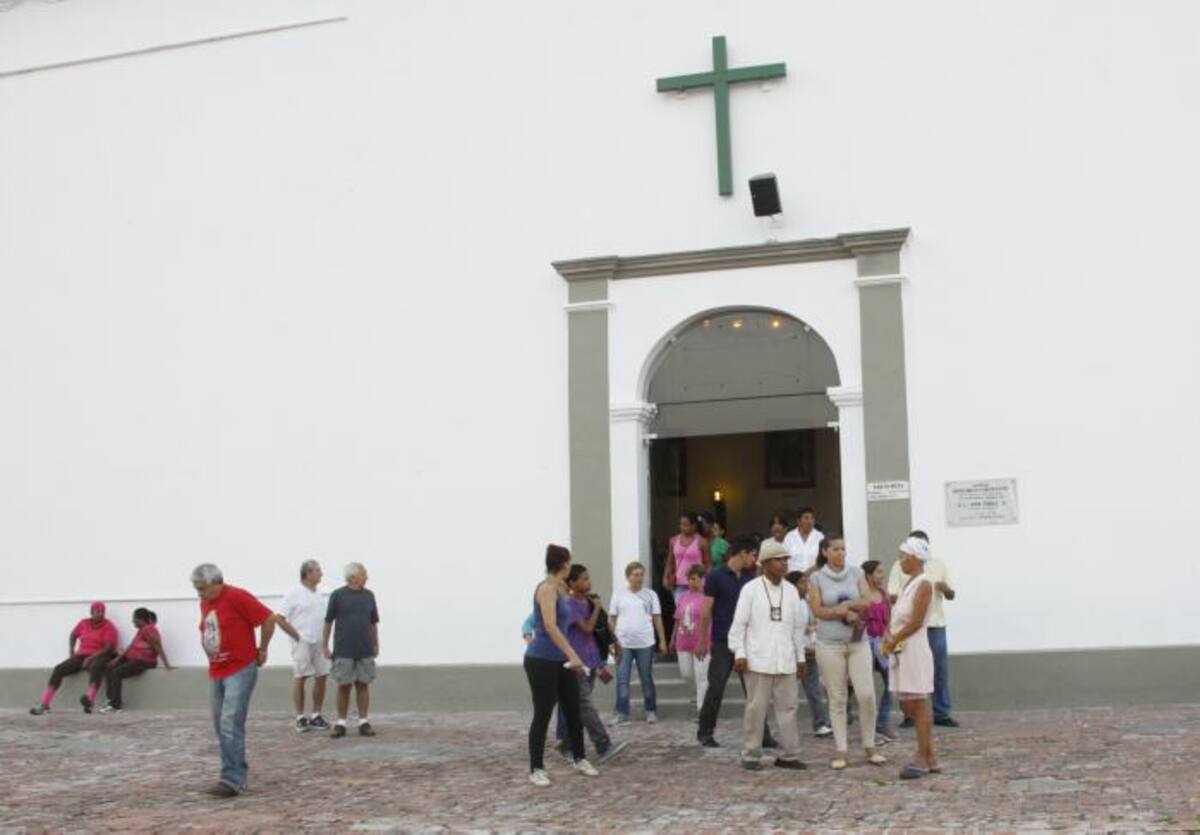 Las personas a las afueras del templo del Cerro de la Popa. Lorena Henriquez-El Universal