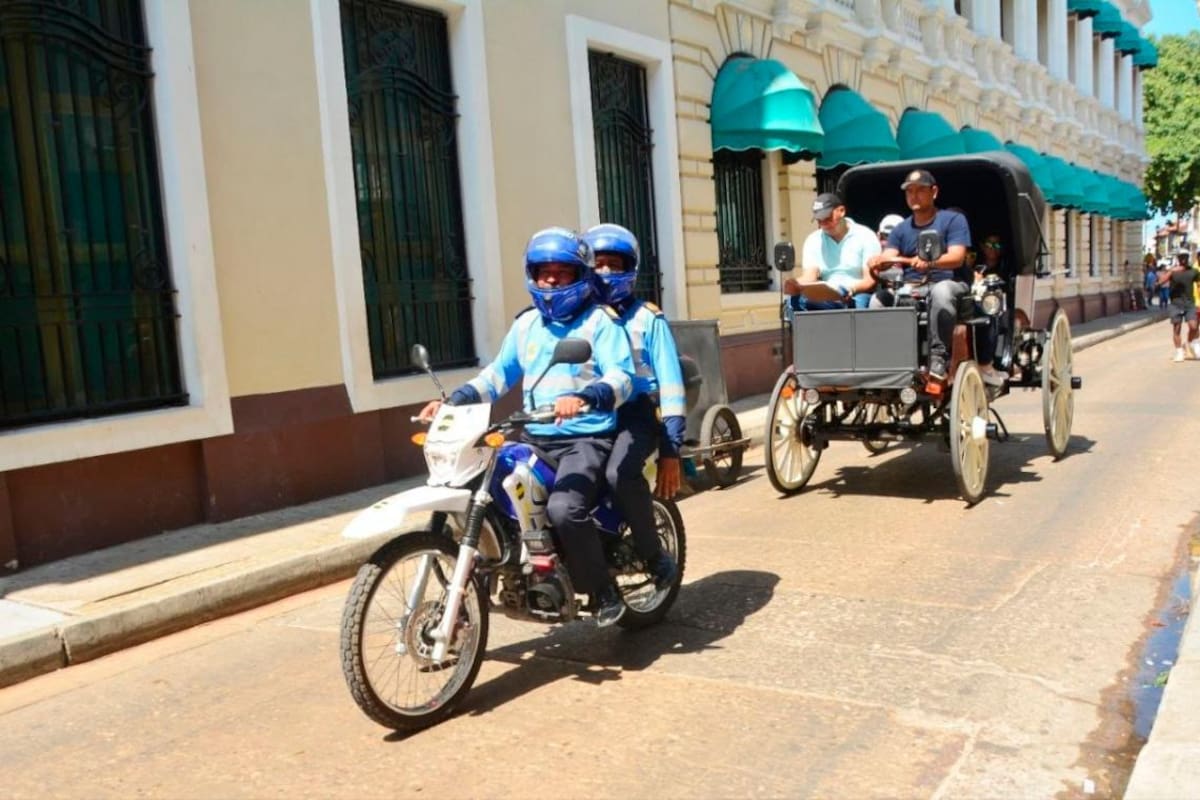 Con cocheros se inician pruebas piloto de coche eléctrico en el Centro Histórico