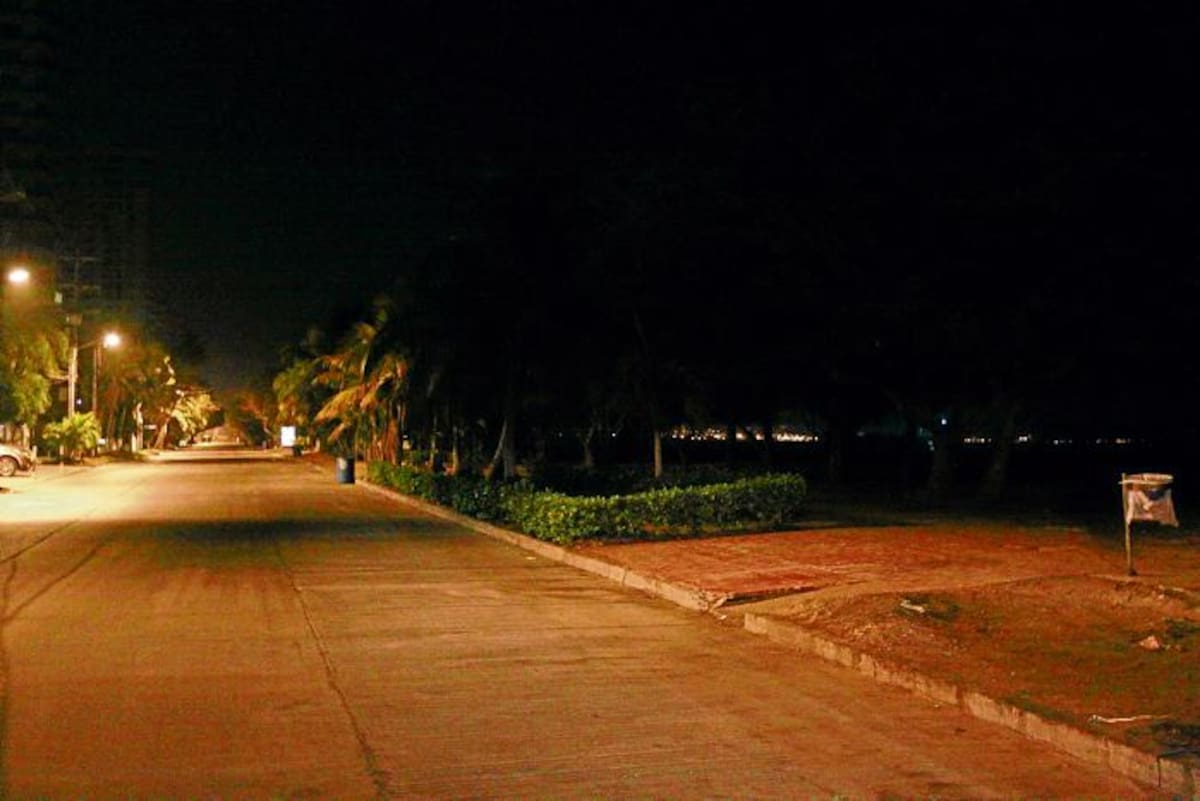 La oscuridad del paseo peatonal de Castillogrande es compartida con la Calle 5, que lo bordea. NAYIB GAVIRIA, GENTE BAHÍA - EL UNIVERSAL