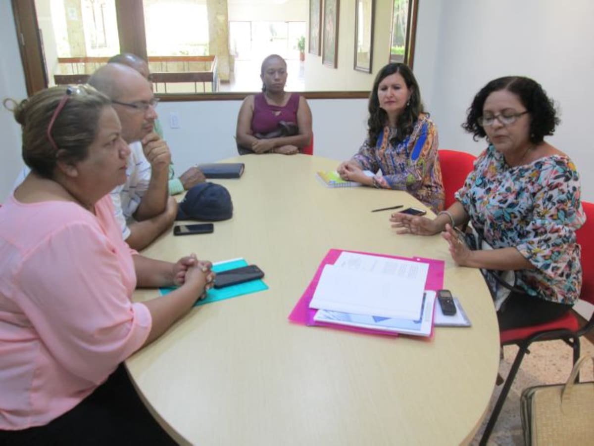 La abogada Victoria Rosales (de lentes) es la voz cantante de la Mesa de Propiedad Horizontal en Cartagena. foto ruben dario alvarez p.