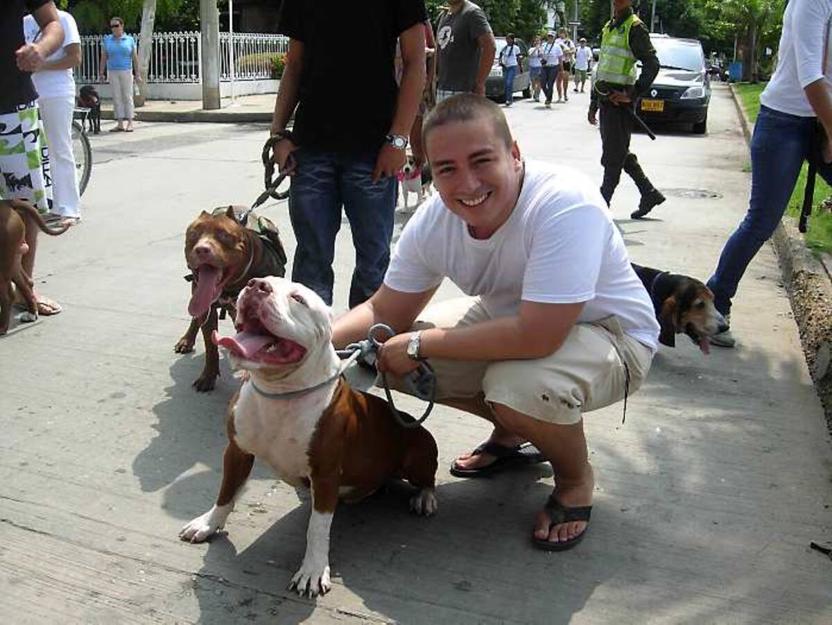 Jean Paulo Velásquez y su perro, Junior.