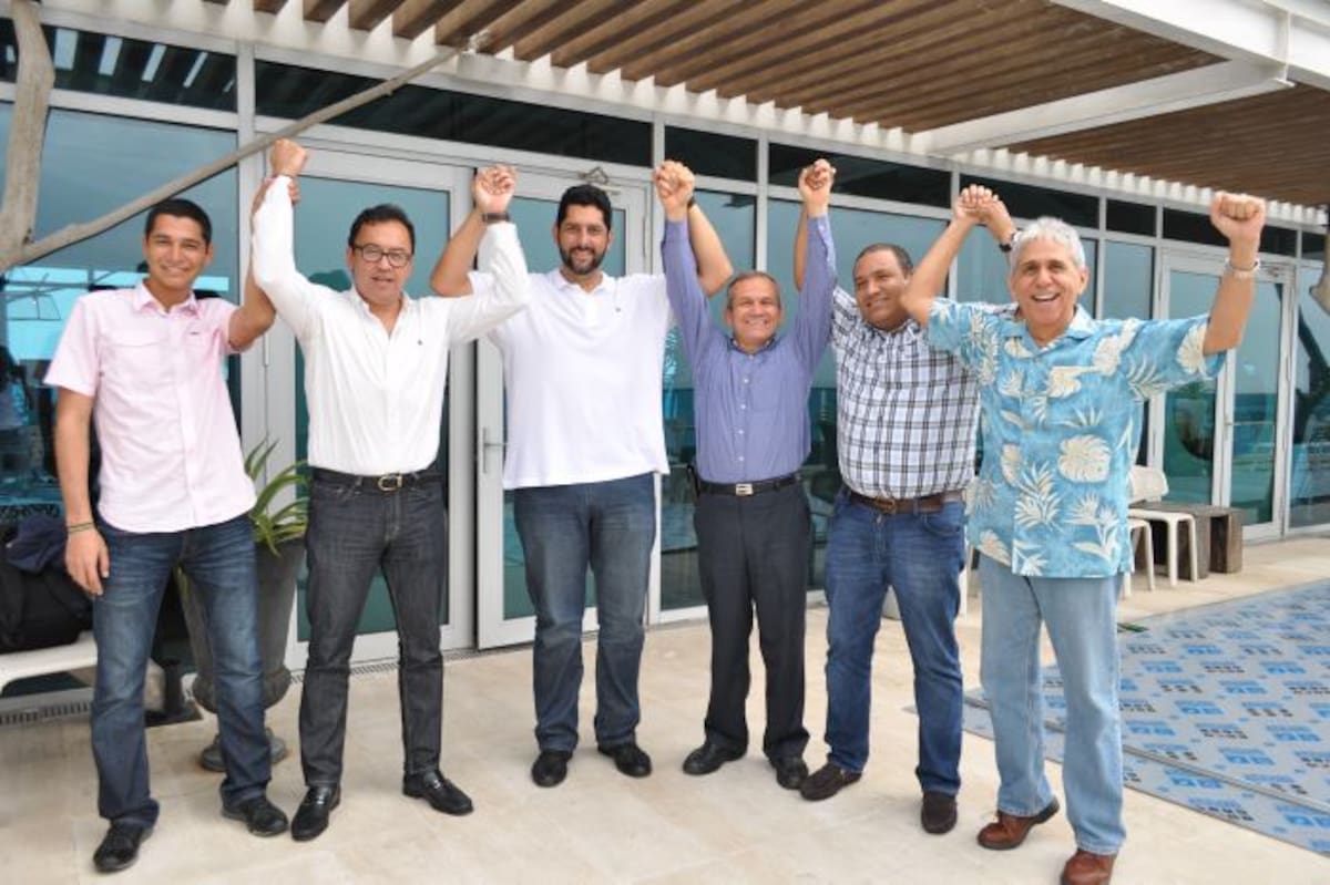 José Ángel Villanueva, Alfonso Prada (presidente del Partido Verde), Dionisio Vélez Trujillo, Carlos Ramón González, Hector Pizarro Pájaro y Carlos Coronado, tras el respaldo verde a este precandidato. Cortesía