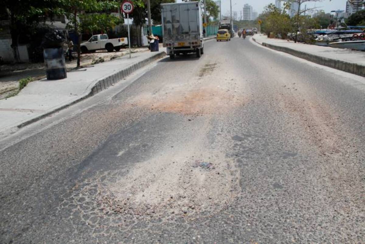 A la superficie de asfalto de la Marginal de San Lázaro, que une a la Calle 30 del Pie del Cerro con la Avenida del Lago, no le cabe un hueco. Ahora se convertirá en una vía de concreto. ÓSCAR DÍAZ ACOSTA - EL UNIVERSAL