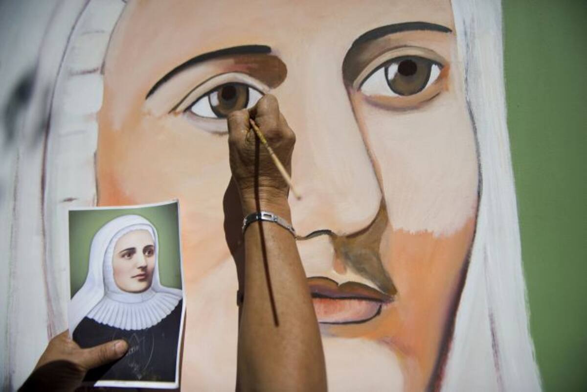 En El Vaticano ya están expuestos los cuadros de los tres beatos que serán canonizados, entre esos el de la Madre Laura Montoya. AFP RAUL ARBOLEDA