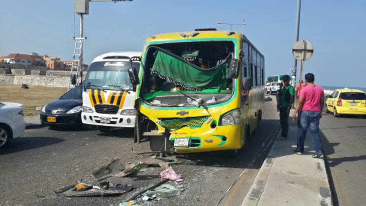 Buseta que ocasionó el accidente en la avenida Santander. EL UNIVERSAL