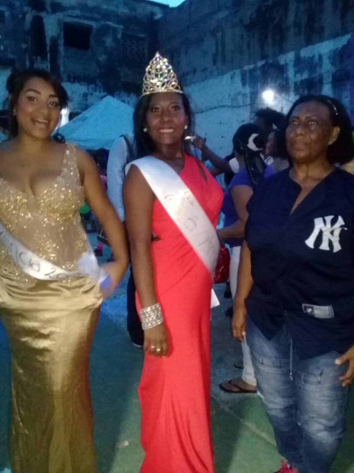 Con un largo vestido rojo, la candidata de la celda 7 se impuso por su alegría y carisma ante las otras 7 participantes. CORTESÍA.