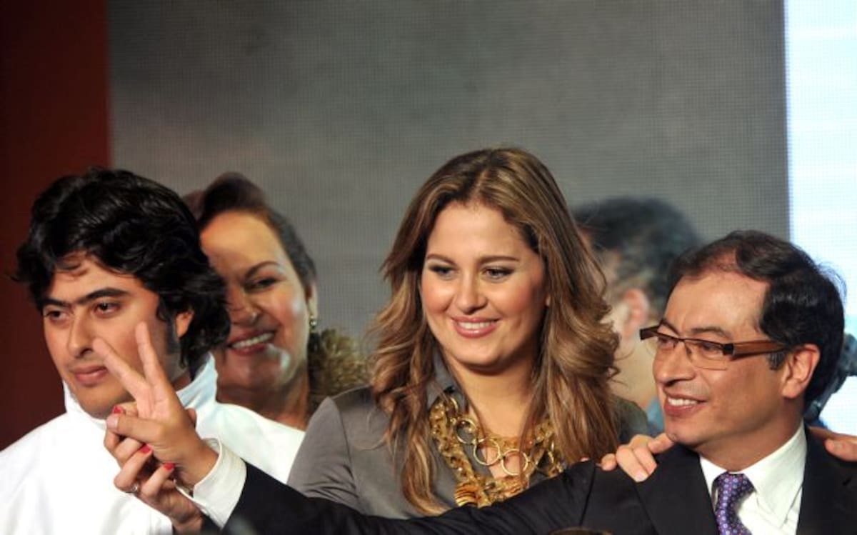 Nicolás Petro, primero en la foto, al lado de su padre Gustavo Petro, estará hoy en la ciudad haciendo campaña. colprensa