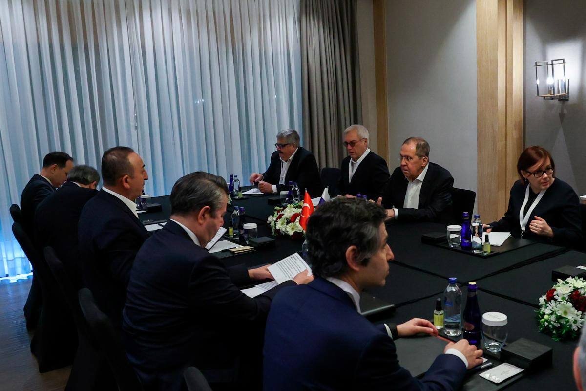 Delegaciones de Rusia y Ucrania acuerdan seguir negociando mañana martes