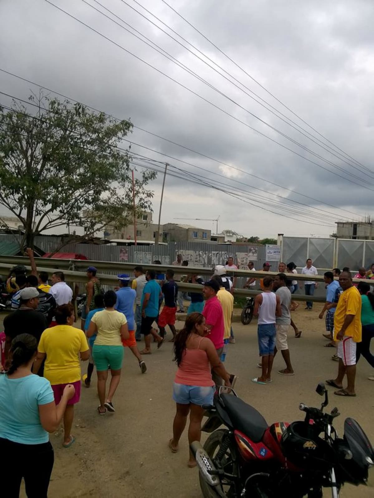 Los habitantes de Villas de la Candelaria utilizaron la fuerza para desprender el separador. Cortesía.