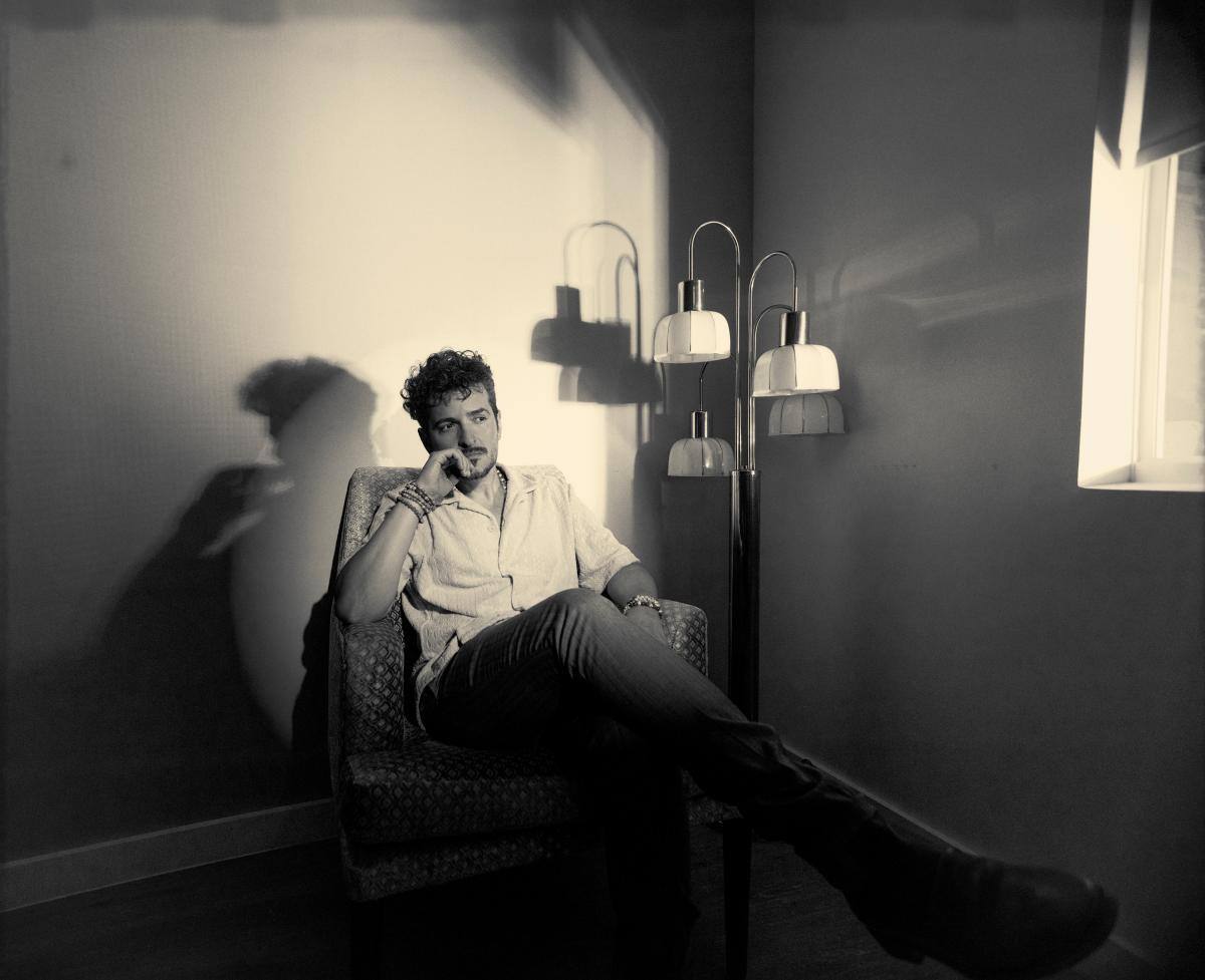 En esta oportunidad no hay colaboraciones, Tommy Torres se disfruta cada una de las nueve canciones consignadas en el álbum.