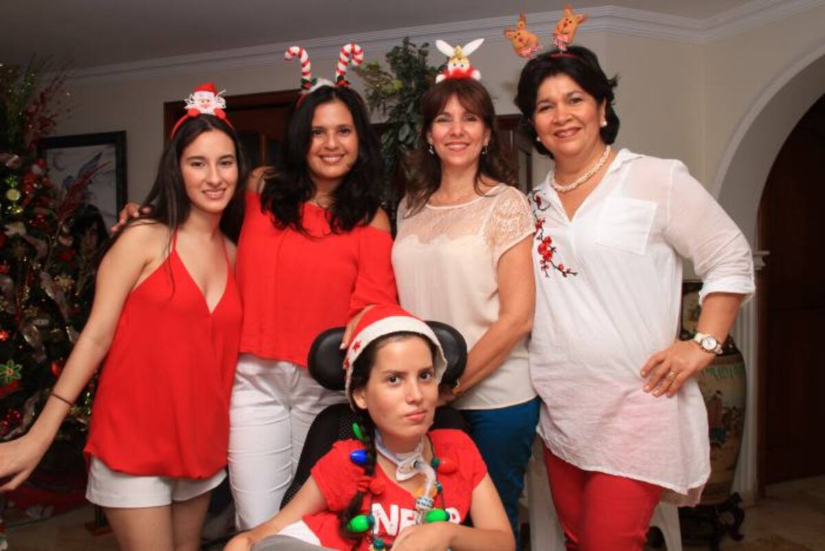 Nadia Guete, Katia Lavergne, Viviana Amín y Amina Díaz; sentada: Verónica Juan. ZENIA VALDELAMAR - EL UNIVERSAL