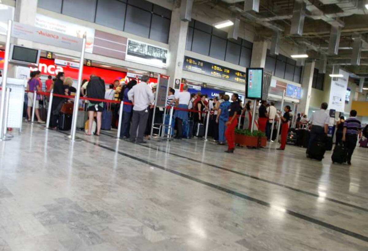 Un considerable número de pasajeros concurrieron ayer al aeropuerto Rafael Núñez, a pesar del cese de actividades de los controladores aéreos que generaron retraso de vuelos en el país. Aroldo Mestre