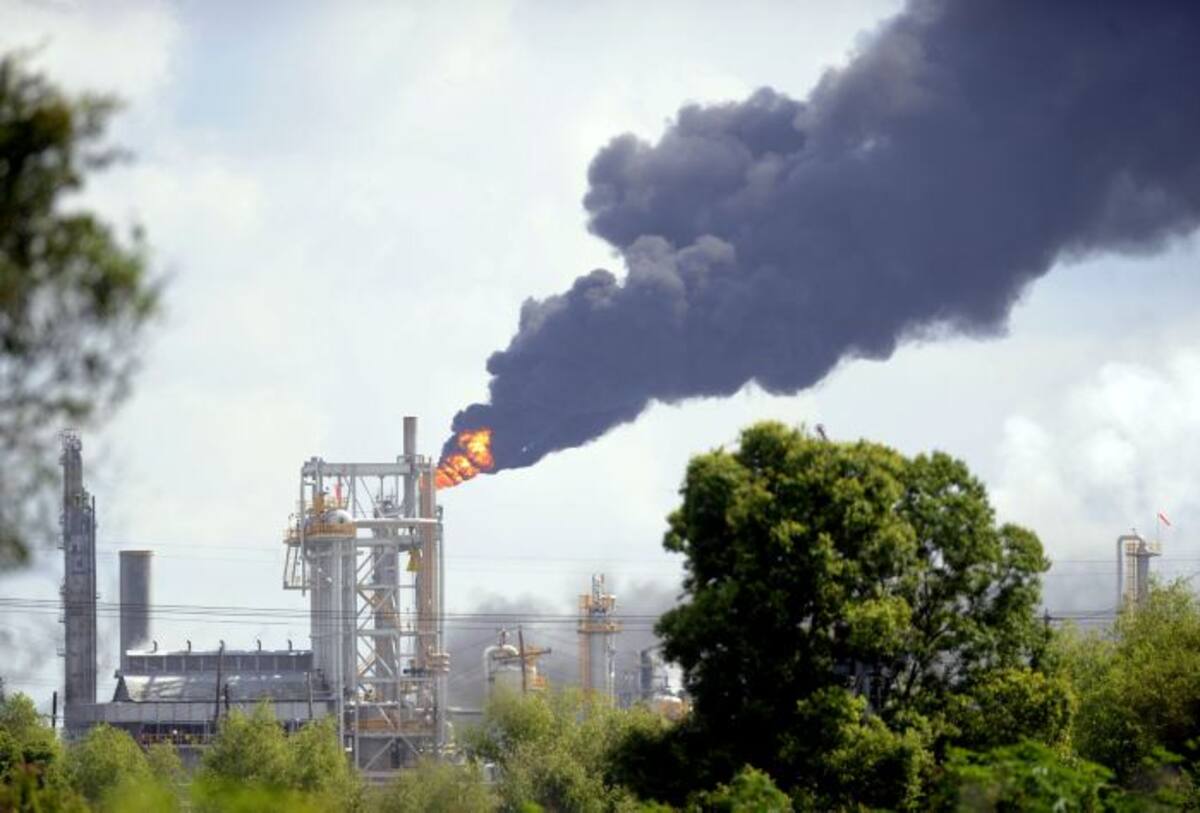 Aún se desconocen las causas de la explosión, que dejó a una persona muerta y más de 70 heridos en una fábrica de productos químicos, en Luisiana. AP