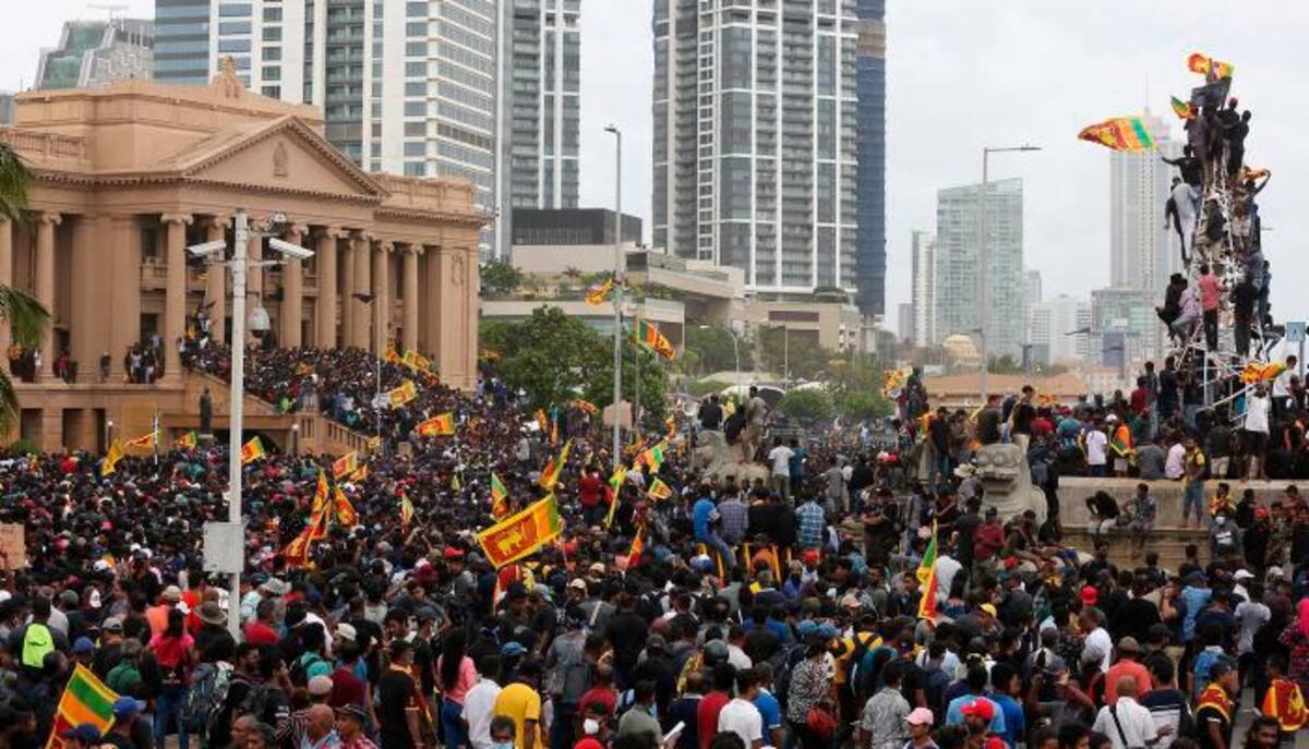 Miles de manifestantes se toman la oficina del presidente de Sri Lanka, Gotabaya Rajapaksa. // EFE