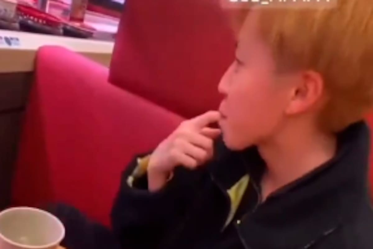 Video: detienen a jóvenes que lamían comidas en restaurantes de sushi