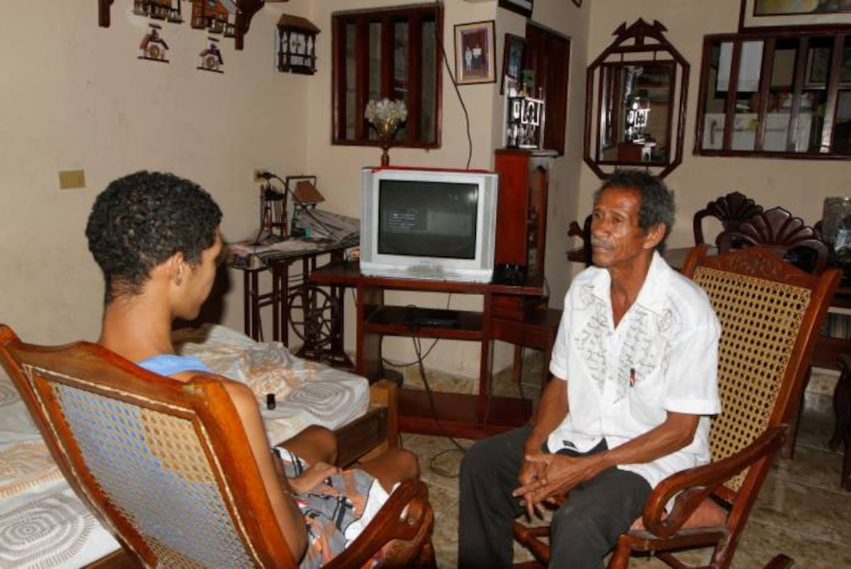 Alberto Garcés Cervantes y su padre Juan Garcés residen en una humilde vivienda en el barrio Ceballos al suroccidente de la ciudad. JULIO CASTAÑO - EL UNIVERSAL