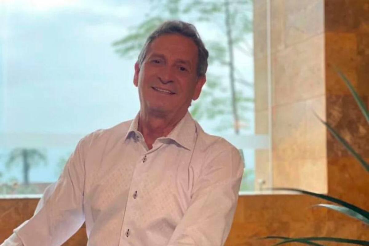 Fans despiden a Darío Gómez a las afueras de la clínica donde falleció