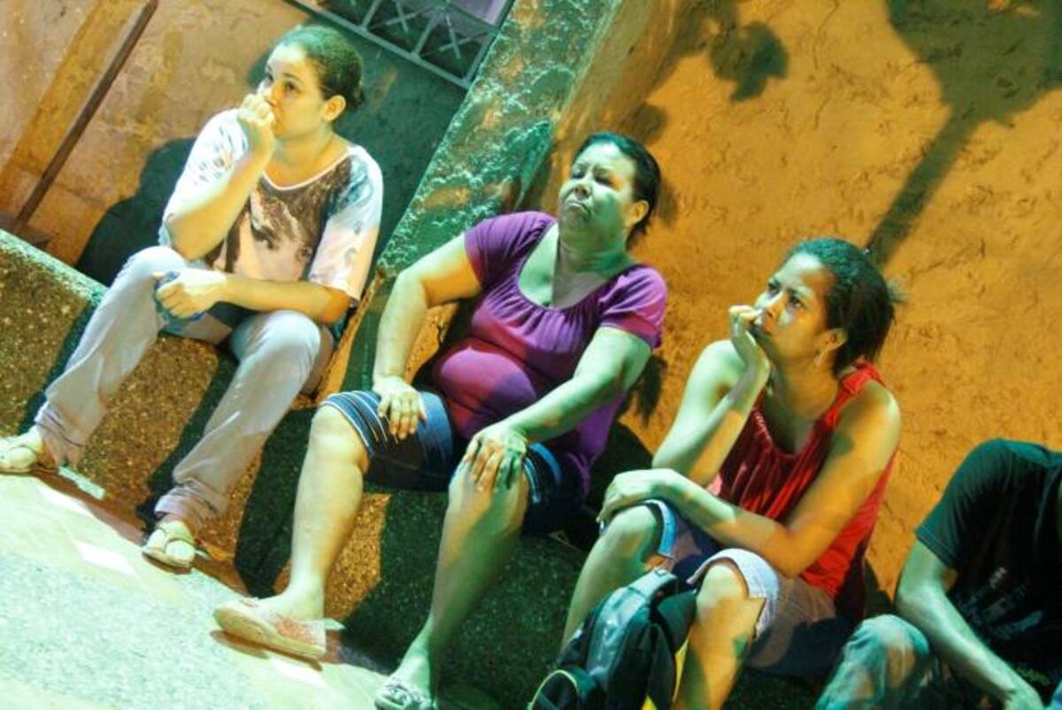 Familiares del menor herido esperaban a las afueras de la clínica Madre Bernarda para conocer su estado de salud. El Universal