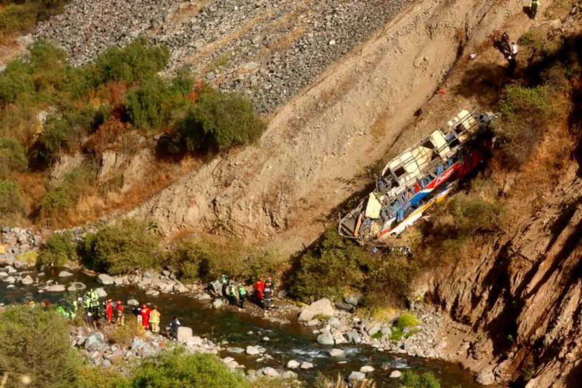 Accidente de autobús en Perú ya deja 32 fallecidos